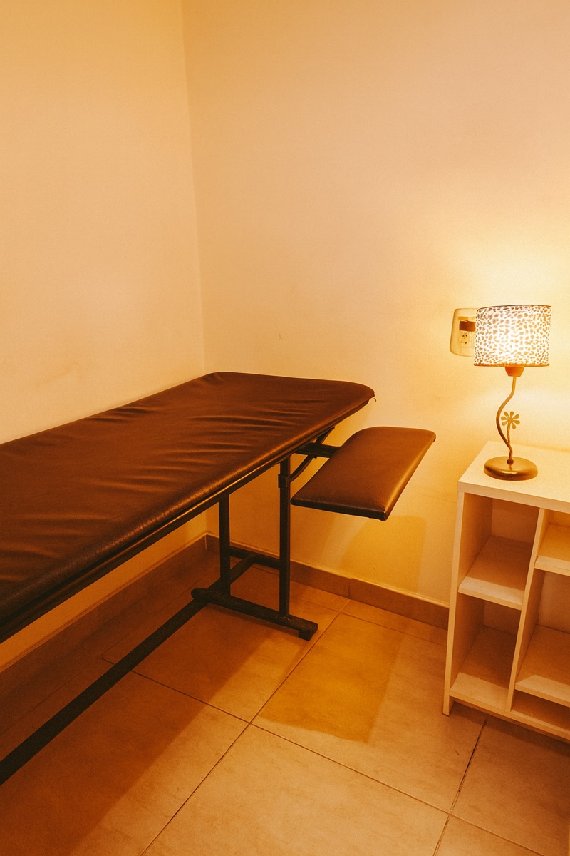 Recepción y sala de espera serena con detalles en madera natural